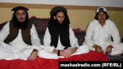 Qazi Mehboob ul-Haq (left), the chief of Ansar ul-Islam, with supporters