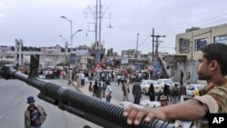 Йеменский воин у блокпоста в городе Санаа. 25 мая 2011 г. AP. 