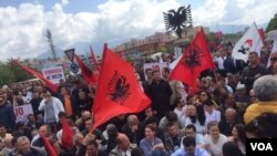 Opozita shqiptare bllokon rrugët