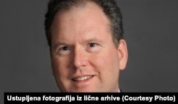 Kurt Bassuener, iz Savjeta za demokratizaciju politike iz Berlina, ocjenjuje za RSE da Schmidt kada je preuzeo posao "nije u potpunosti shvatio u šta se upušta".