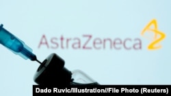 Egy ampulla és a háttérben az AstraZeneca logója. (Illusztráció) 