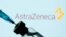 Egy ampulla és a háttérben az AstraZeneca logója. (Illusztráció) 