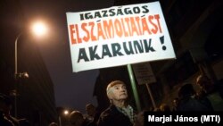 Az adóhatóság vezetőinek lemondásáért tüntettek Budapesten 2014-ben.