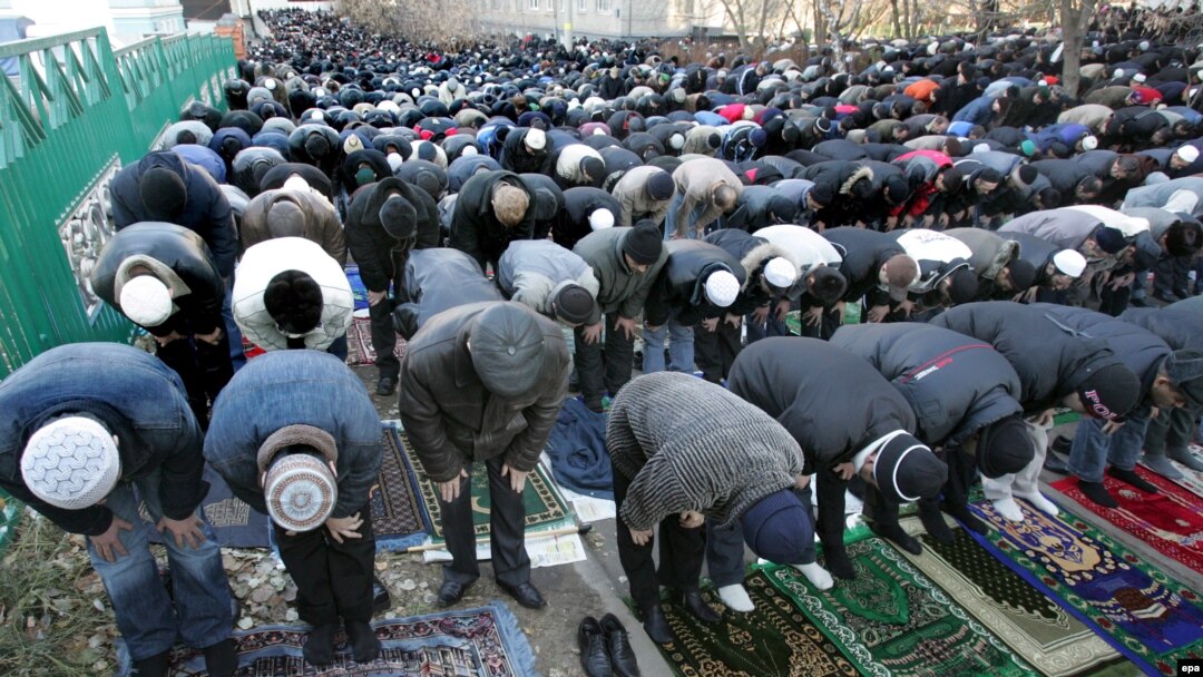 Muslims pray at the central mosque in Moscow. A flood of immigrants, or proof of a lack of mosques for Moscow's Muslims?