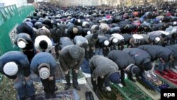 Muslims pray at the central mosque in Moscow. A flood of immigrants, or proof of a lack of mosques for Moscow's Muslims?