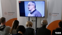 Journalists attend an online press conference with Mikhail Khodorkovsky on December 9. At the event, the former Russian tycoon said the only hope for change in his home country is "revolution."