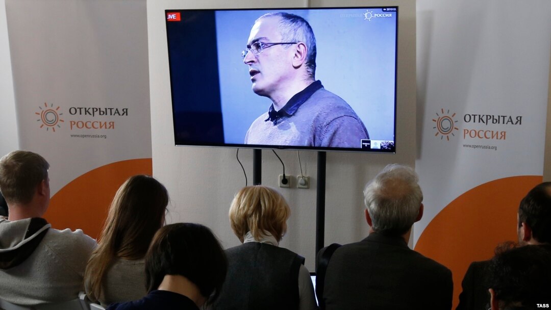Journalists attend an online press conference with Mikhail Khodorkovsky on December 9. At the event, the former Russian tycoon said the only hope for change in his home country is "revolution."