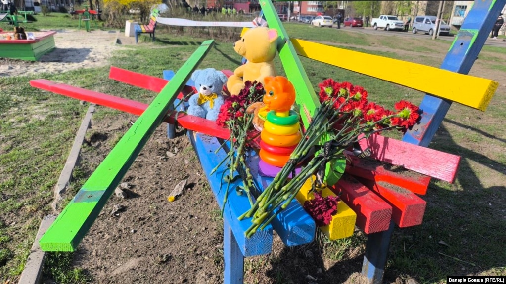 Квіти й іграшки на дитячому майданчику в Кривому Розі, де внаслідок російського удару 4 квітня загинули, зокрема, дев’ять дітей