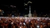 Suporterii naționalei spaniole, alintată „La Roja”, în Piața Colon din Madrid, la 19 iulie 2026. 