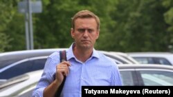 Alexei Navalnîi, la Moscova, 1 iulie, înainte de a se prezenta din nou la tribunal. 