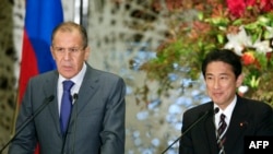 Sergey Lavrov (solda) və Fumio Kishida, arxiv fotosu