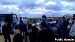 Российская полиция задерживает крымских татар после пятничной молитвы 