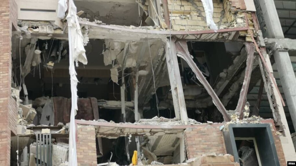 اغلب واحدهای این ساختمان ۶ طبقه تخریب شده یا آسیب جدی دیدند.
