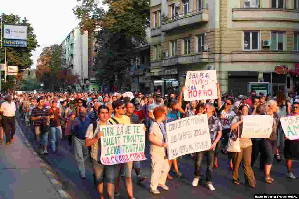 Протести против зголемувањата на цените на струјата, парното, нафтата ...