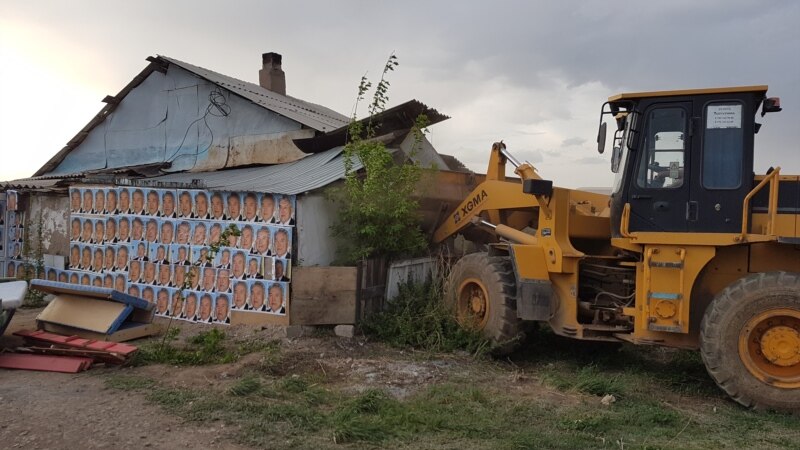 Снося дом, стену с «с портретами Назарбаева» оставили