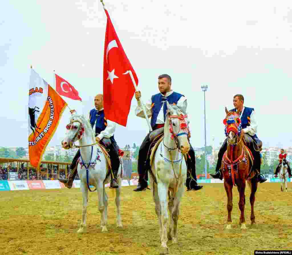 Фестивалга Кыргызстан, Казакстан, Иран, Ооганстан, Жапония жана Монголия сыяктуу 14 өлкөнүн улуттук оюндарынын спортчулары катышып жатат.