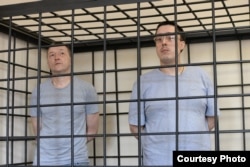 Михаил Безменский и Игорь Житенев в зале суда