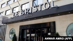 تصویری از سر در هتل بریستول در بیروت