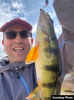 Максим Д. Шраер (слева). Кейп Код, апрель 2026.