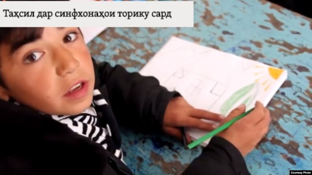 Хонандае дар синфхонаи мактаби Ғузгеф