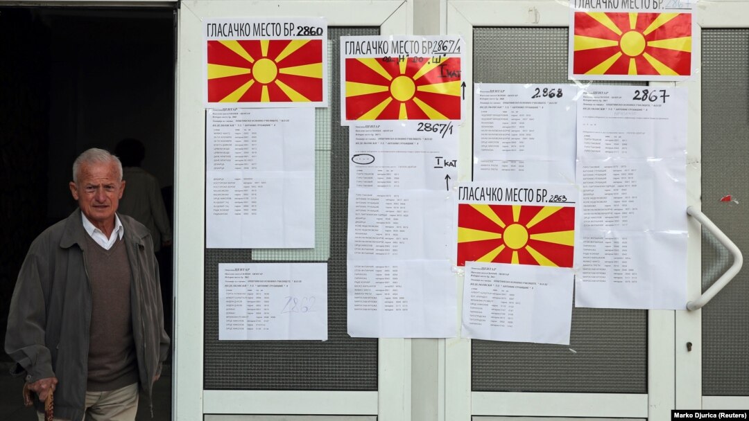 Маж излегува од гласачко место на референдум