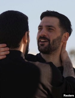 Gemenii Gali și Ziv Berman, deținuți în Gaza de la atacul mortal din 7 octombrie 2023 al Hamas, vorbesc între ei după ce au fost eliberați.