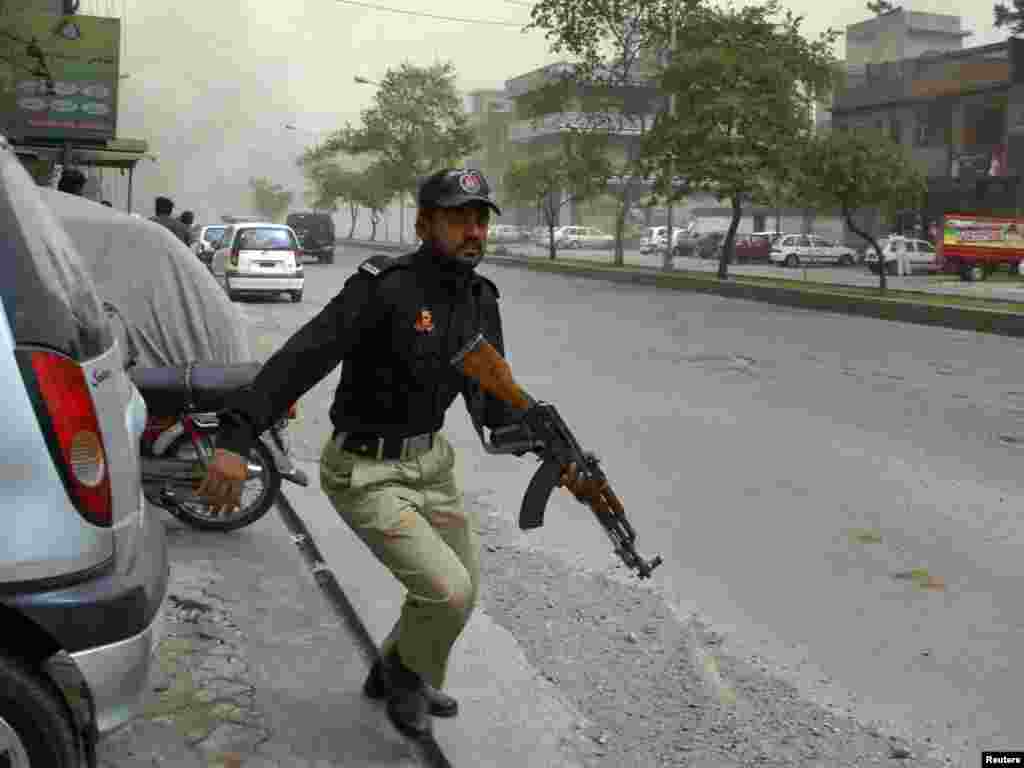 По данным государственного информационного агентства Пакистана, два взрыва произошли у двух мечетей в Лахоре. Эти мечети принадлежат последователям одного из нетрадиционных течений в исламе - Ахмадийской мусульманской общины 