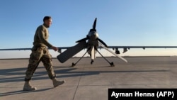 Un militar american trece pe lângă o dronă la baza aeriană Ain al-Asad din provincia Anbar, în vestul Irakului, 13 ianuarie 2020.
