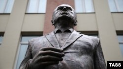 Памятник Жириновскому работы известного скульптора Церетели, установленный в Москве к 70-летнему юбилею лидера ЛДПР