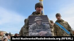 «Він закрив собою двох хлопців, вони вижили»: прощання із загиблим захисником України Василем Ратушним 