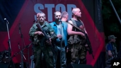 Александр Бородай (в центре), глава группировки «ДНР» в 2014 году