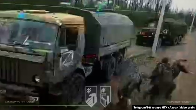 Російська військова вантажівка в прицілі українського дрона поблизу Донецька
