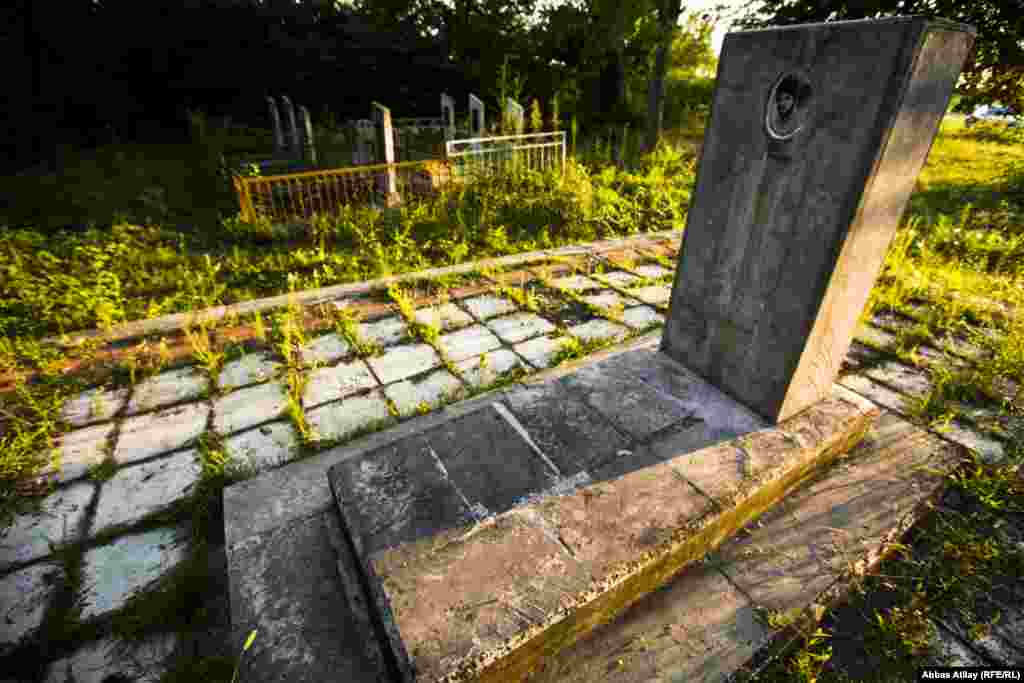 Oncallı kəndinin yaxınlığında, Bakı-Zaqatala yolunun sol tərəfində XIX əsrin ortalarında Çar Rusiyasına qarşı qalxmış dağlı xalqların üsyanlarına rəhbərlik etmiş avar lider Hacı Muradın məzarı var.