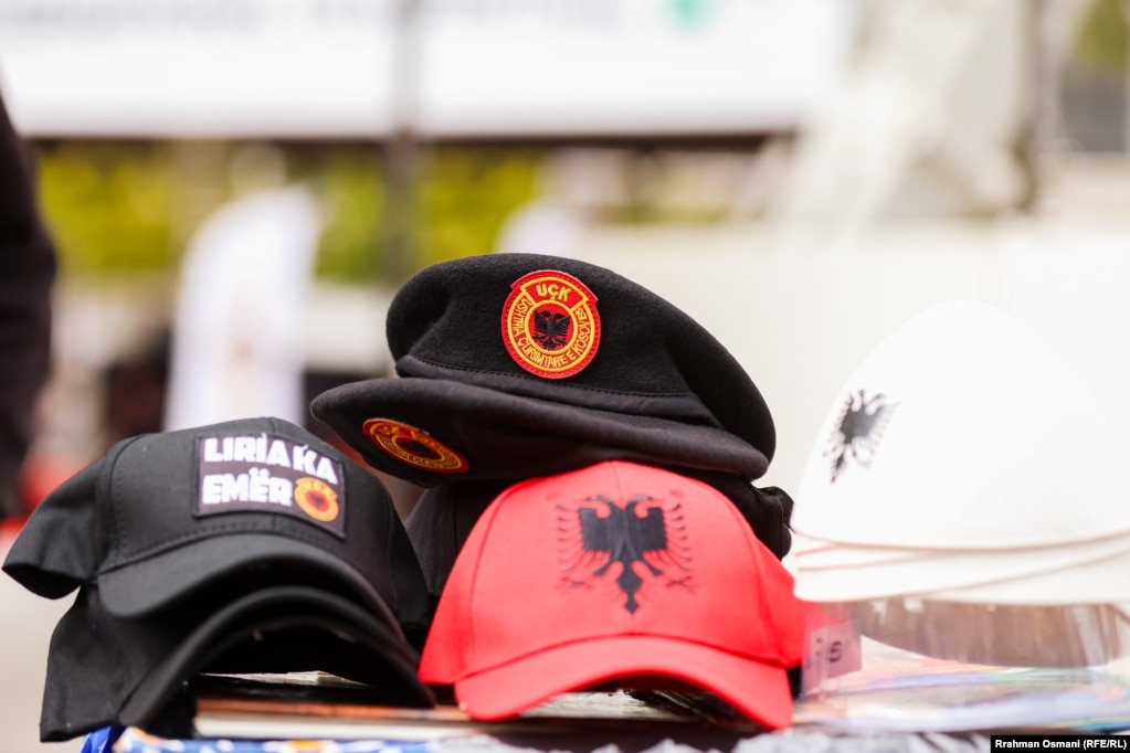 Kapele me mbishkrime “Liria ka emër”, “UÇK” dhe me flamurin kombëtar shqiptar shihen në Prishtinë. Katërshja e UÇK-së ndodhet në paraburgim në Hagë që nga nëntori i vitit 2020, dhe të gjithë janë deklaruar për dhjetë pikat e aktakuzës.