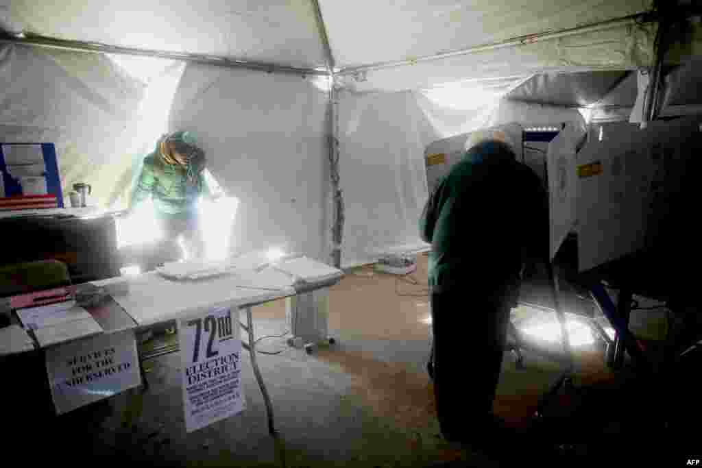 Centru de votare &icirc;n suburbia Rockaway din Queens, New York City.