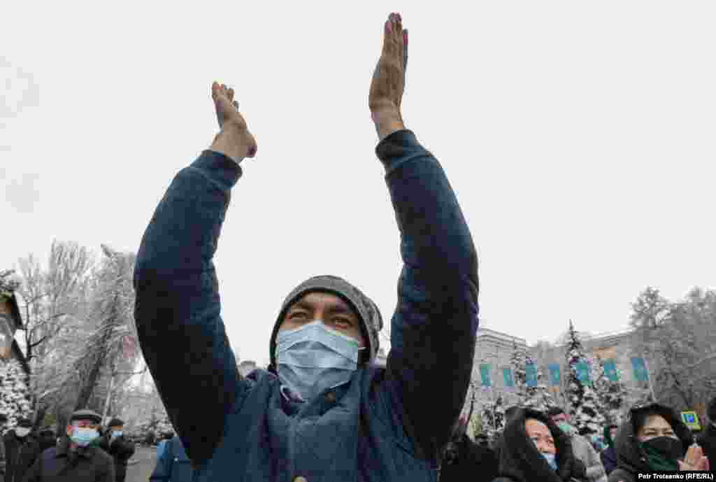 Мужчина аплодирует на митинге.