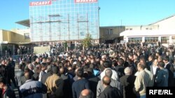Səhər saatlarında aksiyaya 2 mindən çox adamın toplaşdığı müşayiət edilirdi