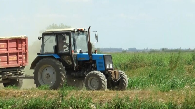 Tuman MIBi fermerlardan musodara qilingan 100 dan ortiq traktorni sottirib yubordi