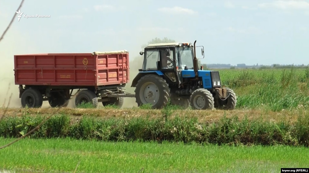 На Херсонщині працівники вже ризикують, коли просто виїжджають на роботи в поля