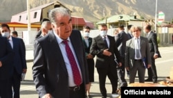 Эмомали Рахмон, правящий Таджикистаном 28 лет, встречается с простыми людьми перед очередными выборами. 20 августа 2020 года.