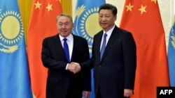 Президент Казахстана Нурсултан Назарбаев (слева) и президент Китая Си Цзиньпин обмениваются рукопожатием на форуме по инициативе «Один пояс, один путь». Пекин, 14 мая 2017 года.