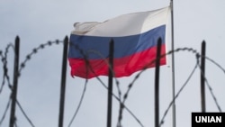 Огорожа з колючим дротом і російський прапор Росії біля консульства Росії в Харкові, 18 березня 2018 року