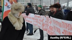 Tatar activists protest the Russian State Duma's new draft language law in Kazan on December 1.