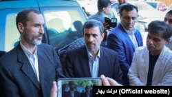 Mahmoud Ahmadinejad (C) and his former deputy Hamid Baghaei. File photo