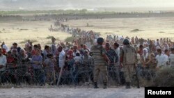 سربازان ترکیه در برابر هجوم آوارگان سوری