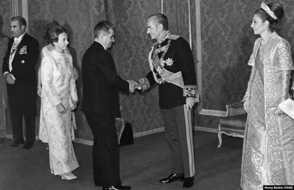 Il leader comunista rumeno Nicolae Ceausescu visita l'Iran nell'ottobre 1971. Ceausescu (a sinistra) stringe la mano allo Scià.  L'imperatrice Farah è sulla destra. 