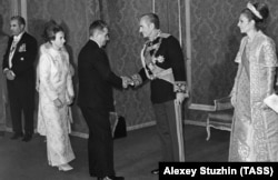 Nicolae Ceausescu and his wife Elena (left) meet the Shah of Iran and his wife, Farah Pahlavi (right), in Iran in 1971.