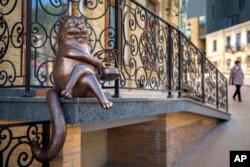 مجسمه‌ای از شخصیت گربه در «مرشد و مارگریتا» در نزدیکی موزه بولگاکف در کی‌یف