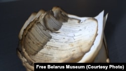 Выбарчыя бюлетэні з прэзыдэнцкіх выбараў 2020 году, якія спрабавалі спаліць на Берасьцейшчыне. Зборы Музэю Вольнай Беларусі, Варшава, Польшча