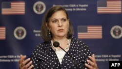 Wiktoriýa Nuland 2013-2017-nji ýyllar aralygynda döwlet sekretarynyň Ýewropa we Ýewraziýa meseleleri boýunça kömekçisi bolup işlän döwri, Ukraina babatynda rus resmileri bilen garpyşypdy.